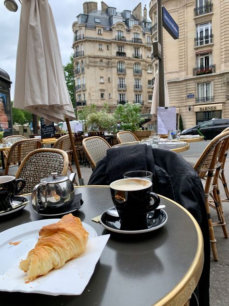 What Time Do Cafés Open in Paris? Coffee Time Morning, Coffee Shop Paris, Paris Coffee Shop, Paris Shops, Paris Bastille, Paris Neighborhoods, Coffee In Paris, Elegant Architecture, Modern Coffee Shop