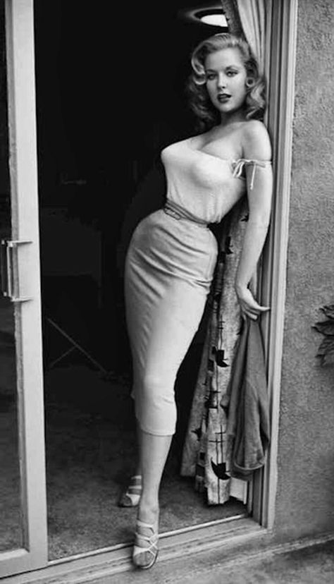 Betty Brosmer, 1940s Women, 1950s Hollywood, 1950s Pinup, 50s Women, Pin Up Vintage, Vintage Bra, Bullet Bra, Pin Up Outfits