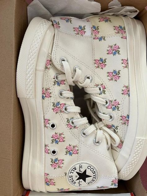 Pretty Converse, Off White Shoe, Flower Converse, Coquette White, Converse Cream, Cute Converse Shoes, Mode Converse, Hyper Feminine, Cute Converse