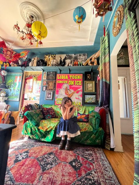 Above Bed Decor Maximalist, Old People Home Design, 90s Apartment Decor, Artsy Maximalist Bedroom, Alternative Maximalist Decor, Bedrooms Maximalist, 70s Inspired Bedroom Vintage, Room Decor Bedroom Maximalist, Cozy Maximalist Apartment