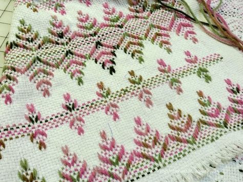 Joy's Jots, Shots & Whatnots: Swedish Weaving & Huck Embroidery Free Swedish Weaving Patterns, Huck Embroidery, Huck Weaving, Swedish Weaving Patterns, Bordados Tambour, Swedish Embroidery, Swedish Weaving, Monks Cloth, Weaving Designs