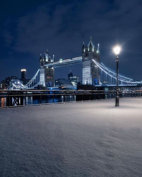 London | Travel community on Instagram: “✨So it snowed in London today but it didn’t quite settle so here is a shot taken a few years back 😄✨ 📸: @antbuchet 😍 🔥FOUNDER: @marknayman…” London Aesthetic Night, London Life Aesthetic, Nature Bridge, London Snow, Snow Season, Snow Night, London Sights, London Winter, Snowed In