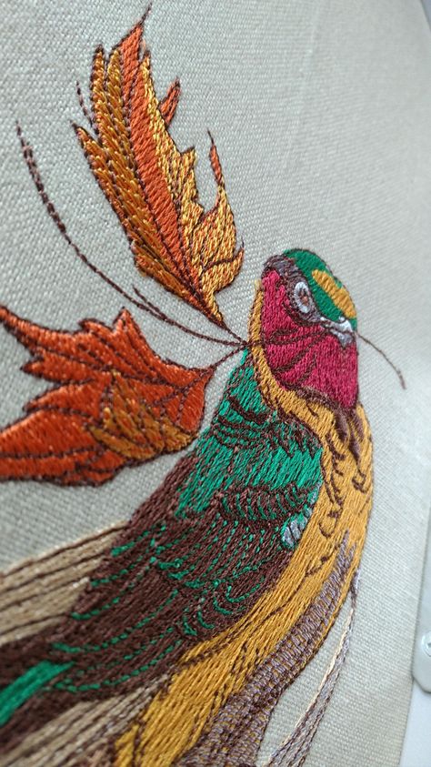 There is the photo of executed Siberian rubythroat embroidery design made from unusual angle. But is the very good idea for those who want to examine this embroidered picture from the point of technique used for its creation. This way they can see that the spectacular expressiveness of the whole picture is achieved not only with the intensive bright colors chosen for it but also by the different directions of dense stitches. Vintage Nakışlar, Beaded Birds, Bernina Embroidery Machine, Birds Embroidery, Bernina Embroidery, Photo Stitch, Birds Embroidery Designs, Embroidery Download, Bird Embroidery