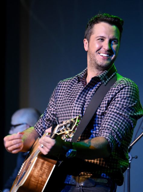 Sexy Luke Bryan Pictures Blake Shelton The Voice, Luke Bryan Hot, Luke Bryan Concert, Like Bryan, Luke Bryan Fan, Luke Bryan Pictures, American Idol Judges, American Idol Contestants, Shake It For Me