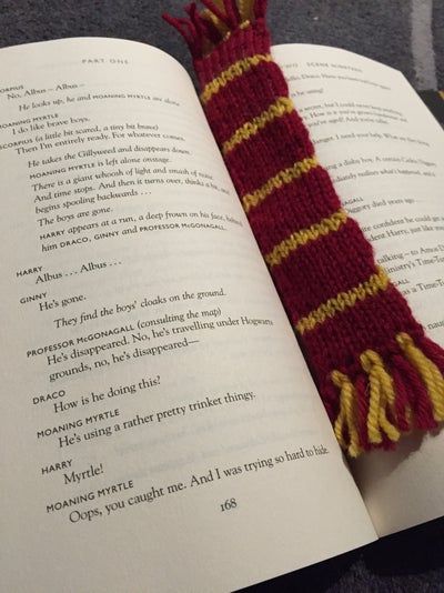 Harry Potter Scarf Bookmarks (with Pictures) - Instructables Amigurumi Patterns, Harry Potter Knit, Harry Potter Scarf, Harry Potter Bookmark, The Cursed Child, Harry Potter Crochet, Baby Food Jar Crafts, Crochet Mug Cozy, School Of Witchcraft