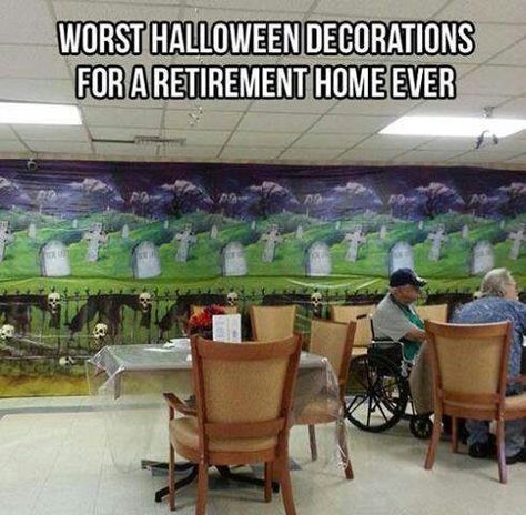 Yep worst deco ever in nursing home! Humour, Michael Myers, Funny Themes, Funny Halloween Memes, Stupidly Funny, Nursing Humor, Halloween Memes, Meme Page, Nursing Home