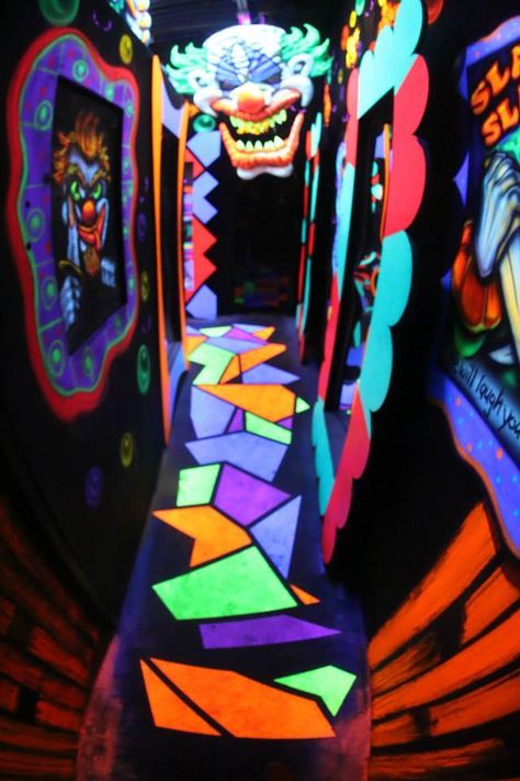 House Decor For Halloween, Cool House Decor, Haunted Circus, Haunted Maze, Haunted Carnival, Creepy Circus, Halloween Maze, House Decoration Ideas, Decor For Halloween