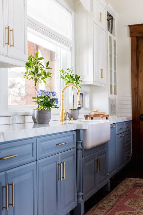 Farmhouse Kitchen Inspiration. Check out 10 gorgeous kitchens with farmhouse style that could be from an episode of Fixer Upper. White Farmhouse Sink, Interior Dapur, Desain Pantry, Kabinet Dapur, Blue Kitchen Cabinets, Farmhouse Kitchen Cabinets, Kitchen Cabinet Colors, Blue Kitchens, Modern Farmhouse Kitchens