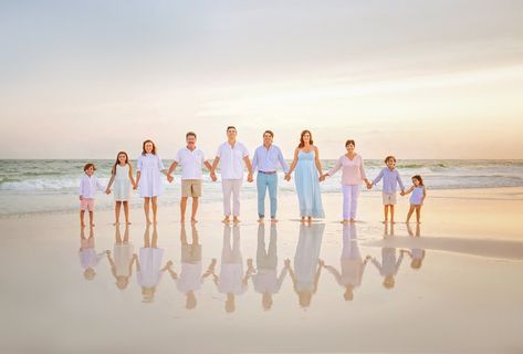 Family Beach Poses, Family Beach Pictures Poses, Family Beach Pictures Outfits, Beach Photoshoot Family, Cancun Outfits, Beach Picture Outfits, Family Beach Session, Big Family Photos, Foto Kids