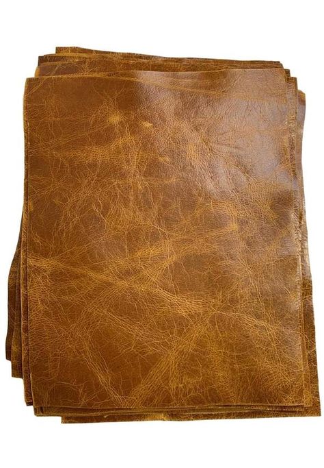 Leather Accessories Diy, Cowboy Chic, Leather Scrap, Leather Craft Projects, Leather Industry, Leather Diy Crafts, Leather Workshop, Leather Crafts, Sewing Leather