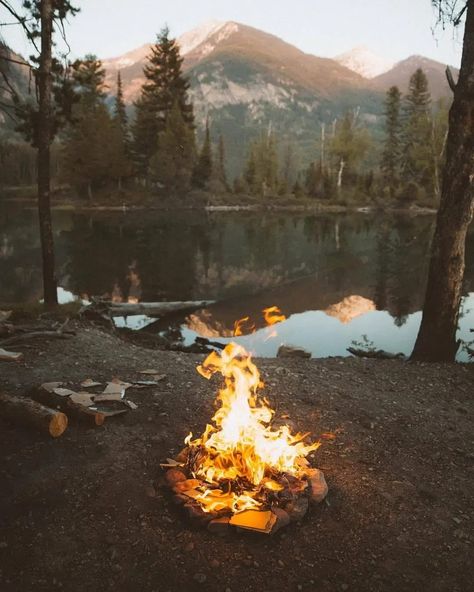 Summer Camping Photography, River Retreat, Camping Sauvage, Camp Lake, Mountain Landscape Photography, Camping Aesthetic, Nature Camping, Camping Photography, Bushcraft Camping