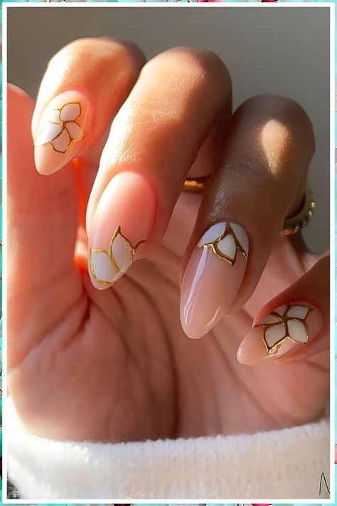 30 Majestic Glass-Stained Nail Art Designs To Make You A Queen August Nails, Golden Nails, Her Nails, Nagel Inspo, Cat Kuku, Flower Nail Art, Manicure Y Pedicure, Stylish Nails Art, Classy Nails