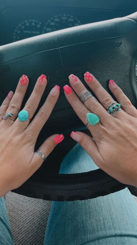 Simple Punchy Western Nails, Acrylic Accent Nail Ideas, Nail Ideas Acrylic Western, Western Checkered Nails, Western Punchy Nails Designs, Preppy Western Nails, Short Acrylic Nails Designs Western, Bright Western Nails, Boho Western Nails Simple