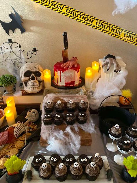 Halloween Shower Ideas, Halloween Sleepover, Halloween Party Bar, Halloween Party Drinks, Halloween 2024, Halloween Party Snacks, Graduation Party Planning, Spooky Halloween Party, Halloween House Party