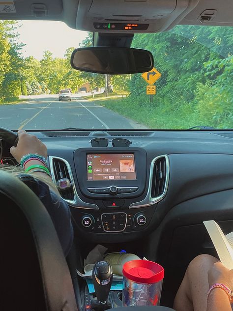 Driving In The Car Aesthetic, Packed Car Aesthetic, Driving In The Summer, Aesthetic Roadtrip Pictures, Driving Summer Aesthetic, Road Trip Packing Aesthetic, Road Trip Friends Aesthetic, Rod Trip Aesthetic, Vision Board Road Trip