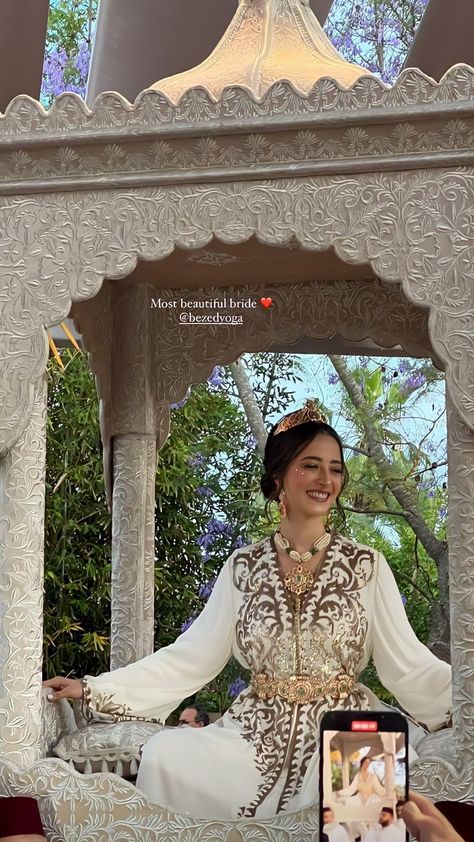 Traditional Moroccan Wedding Dress, Moroccan Wedding Aesthetic, Traditional Moroccan Wedding, Algerian Wedding, Morocco Culture, Moroccan Wedding Dress, Wedding Bridge, Arab Dresses, Wedding Dress Aesthetic