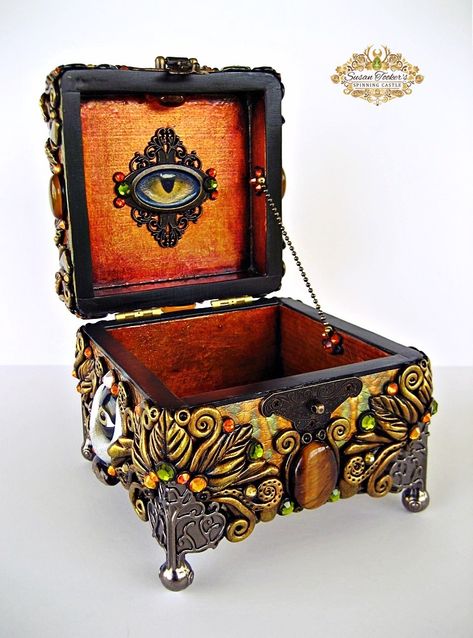 THE PROTECTRESS BASTET Cat Skull Altar Box on Behance Fimo, Altar Items, Witchcraft Diy, Shrines Box, Mixed Media Boxes, Shrines Art, Altar Art, Clay Box, Wiccan Altar