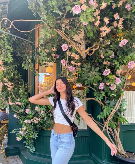 Flower outfit nyc pose candid simple summer Flower Garden Poses Photo Ideas, Botanic Garden Outfit, Flower Garden Pictures Instagram, Poses For Flower Fields, Pics In Garden, Botanical Gardens Outfit, Garden Poses For Women, Pose In Garden, Garden Instagram Pictures