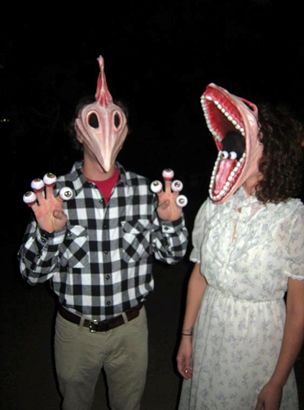 Halloween costume ideas - beetlejuice - adam and barbara costumes Halloween Costume Couple, Beetlejuice Costume, Beetlejuice Halloween, Funny Couple Halloween Costumes, Diy Couples Costumes, Image Halloween, Best Couples Costumes, Holloween Costume, Diy Kostüm