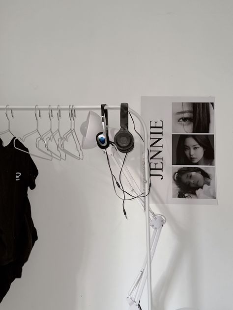 Jennie Kim Poster, Black White And Grey Bedroom, Black Room Aesthetic, Korean Bedroom Ideas, Dark Gray Bedroom, Aesthetic Gray, Japanese Apartment, Hypebeast Room, Aesthetic Apartment