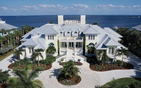 Harmon - Beach Estate driveway | bởi The Sater Group, Inc. Luxury Estate Homes, Beach House Driveway, Beach Mansion Floor Plan, Beach Mansion Exterior, Mansion Beach House, Beach House Mansion, Estate Driveway, Coastal House Exterior, Beach House Luxury