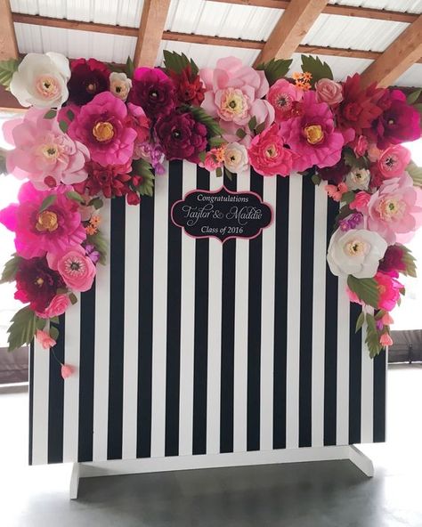 lack and white stripped and flowery wedding backdrop / http://www.himisspuff.com/black-and-white-sassy-stripes-wedding-ideas/8/ Kate Spade Party, Tafel Decor, Striped Wedding, Foto Tips, Paper Flower Backdrop, Deco Floral, Flower Backdrop, Wedding Planners, Backdrops For Parties