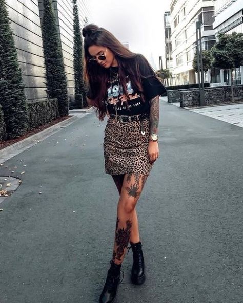 Cute Tshirt Outfits Winter, Mode Edgy, Stil Rock, Moda Rock, Look Grunge, Vestiti Edgy, Mode Rock, Populaire Outfits, Mode Grunge