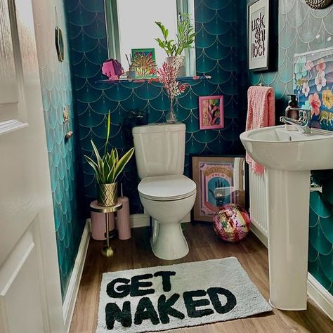 Maximalist Toilet Room, Maximalist Decor Small Bathroom, Funky Bathroom Storage, Eclectic Toilet Room, Tiny Maximalist Bathroom, Eclectic Colorful Bathroom, Funky Toilet Room, Small Bathroom Ideas Maximalist, Minimalist Bathroom Makeover