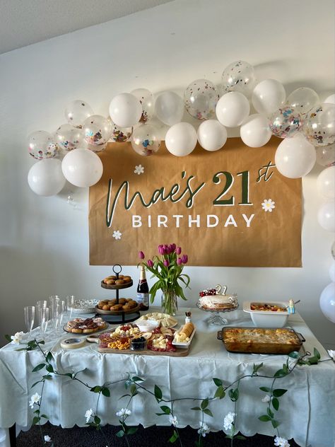 Bday Brunch At Home, 25th Birthday Sign, Minimalist 21st Birthday Decor, College Birthday Decorations, 22nd Birthday Backdrop Ideas, Simple 21st Birthday Decorations At Home, 21st Classy Birthday Ideas, 21st Birthday Brunch Decor, Trendy Birthday Decorations