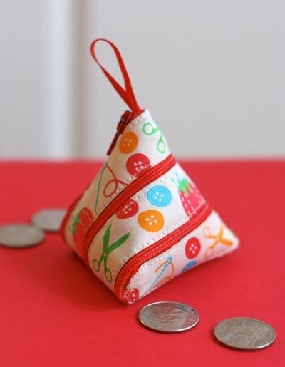 this is too, too cute! Diy Coin Purse, Coin Purse Tutorial, Zipper Crafts, Cute Coin Purse, Diy Sac, Purse Tutorial, Pulseras Diy, Armband Diy, Sewing Purses