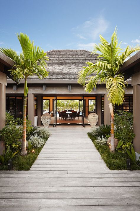 Tropical Home Exterior, Tropical House Exterior, Balinese Villa, Bali Style Home, Tropical Beach Houses, Modern Tropical House, Tropical House Design, Resort Architecture, Bali House