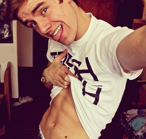 Connor showing off his fabulous abs Tyler Oakley, Tumblr, Hot Youtubers, Trevor Moran, Our2ndlife, Connor Franta, Kit Connor, Kian Lawley, Jc Caylen