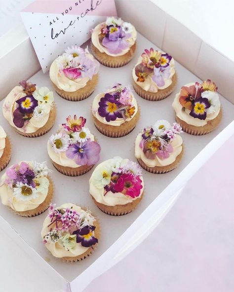 Wedding Style on Instagram: “All you need is love and cute cupcakes from @petalandpeach.bakery 😍 #cupcakes #weddingcake #edibleflowers #bridetobe #2022wedding…” Flower Cupcakes, Purple Wedding Desserts, Pressed Flower Cupcakes, Dessert Cups Ideas, Garden Cupcakes, Bakery Cupcakes, Dessert Packaging, Dandelion Recipes, Shower Cupcakes