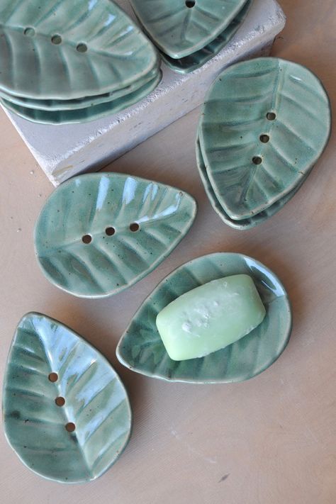 Leaf Soap Dish Tutorial — pottery to the people Soap Dish Aesthetic, Minimal Pottery Design, Sponge Dish Ceramic, Natural Pottery Ideas, Ceramic How To Make, Ceramics How To, Simple Pottery Wheel Ideas, Air Dry Clay Techniques, Pottery Simple Ideas