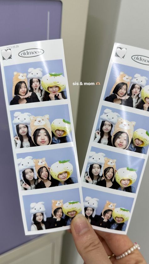 Korean Photobooth Poses, Photo Booth Instagram Story, Photobooth Ideas Trio, Korean Photobooth Ideas, Seoul Photo Ideas, Trio Photobooth, Photobooth Pose Ideas, Korea Photobooth, Photobooth Ideas Friends