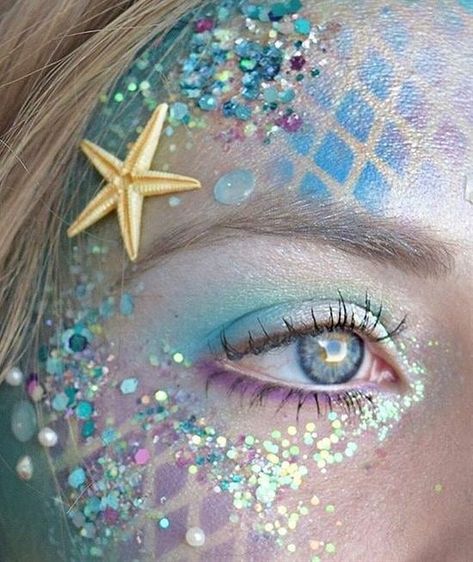 Create your own Mermaid Costume for Halloween » Find images, accessories and makeup tutorials for your perfect and easy DIY costume! Carnaval Make-up, Makeup Zombie, Mermaid Costume Diy, Fantasy Make-up, Halloweenský Makeup, Mermaid Parade, Mermaid Cupcakes, Glitter Mermaid, Easy Diy Costumes