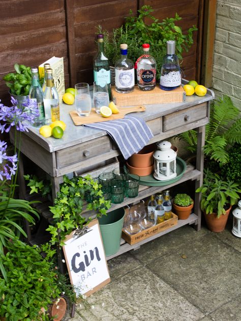 A Gin tasting bar in the garden is a great idea for a party! Gin Station Wedding, Gin And Tonic Bar Station, Gin Tasting Party Ideas, Gin Party Ideas, Gin Station Ideas, Gin Bar Ideas Parties, Gin Tonic Party, Bar Set Up For Party At Home, Cocktail Station Party