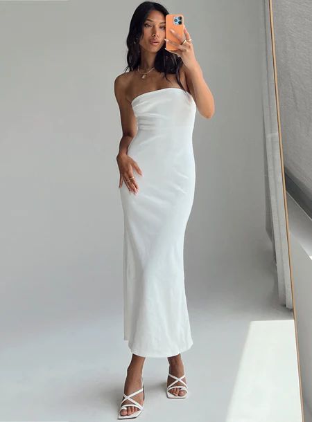 White Dress Maxi Formal, Strapless Long White Dress, White Tube Dress Long, White Heels White Dress, Maxi Engagement Dress, Wedding Shower Outfits For Bride, White Maxi Dress Graduation, Strapless White Dress Long, Strapless Dress White