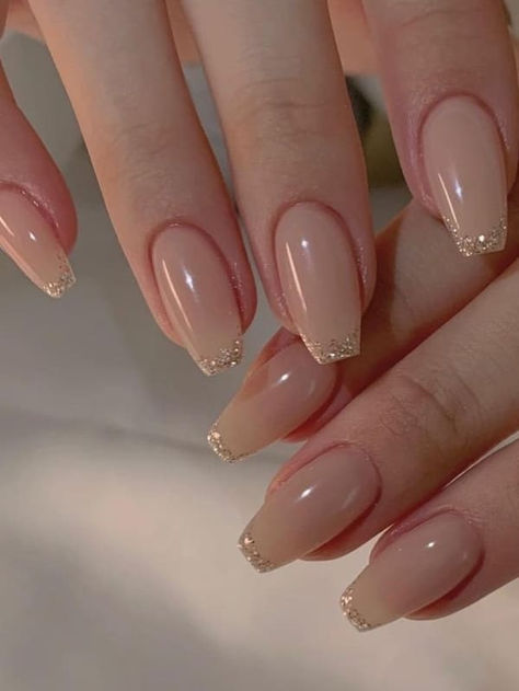 classy gold nails: nude base and gold tips Nails For Golden Dress, Wedding Glam Nails, Nails 2024 Simple, Prom Nails Rose Gold Champagne, Nails For A Champagne Dress, Gold Prom Dress Nails, Beige Prom Nails, Gold Tip French Nails, Cream Nails Designs Classy