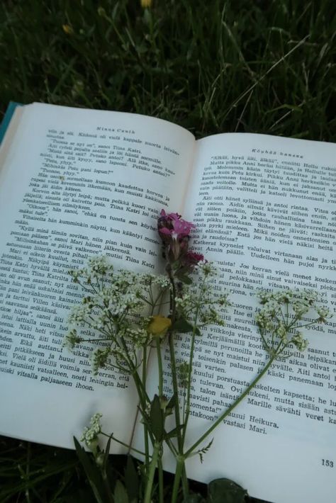 Book Spring Aesthetic, Writing Outside Aesthetic, Reading And Writing Aesthetic, Story Books Aesthetic, Flowers And Books Aesthetic, Book Core Aesthetic, Gaby Core, Writing A Book Aesthetic, Emmy Core