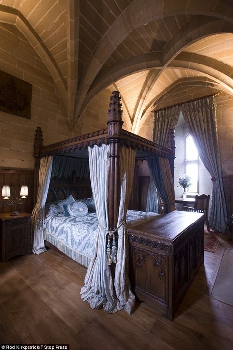 The castle's Tower Suites have high-vaulted ceilings and hand-carved four-poster beds Medieval Bedroom, Castle Bedroom, Castle Rooms, Warwick Castle, Castle Tower, Castles Interior, Four Poster Bed, Four Poster, Bedroom Furniture