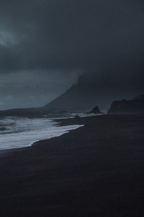 Throne Of Glass Aesthetic Wallpaper, Beach Dark Aesthetic, Dark Beach Aesthetic, Gothic Scenery, Dark Ocean Aesthetic, Throne Of Glass Aesthetic, Dark Weather, Dark Beach, Dark & Stormy