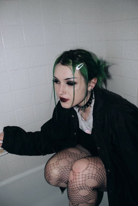 Alt Grunge Hairstyles, Dark Y2k Photoshoot, Grunge Goth Hairstyles, 2000s Goth Hair, Whimsy Goth Hairstyles, 90s Fashion Alternative, 2000s Grunge Hair, 90s Grunge Hairstyle, Grunge Green Hair