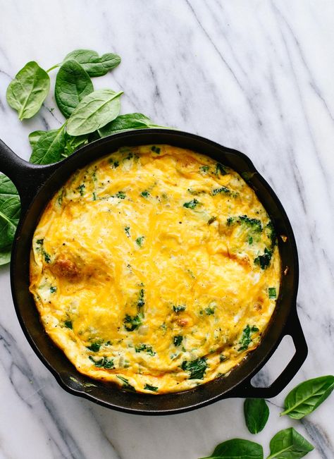 This spinach, broccoli and cheddar frittata is a simple breakfast or dinner! Vegetarian and gluten free. Uruguay Recipes, Cheddar Frittata, Broccoli And Cheddar, Spinach Frittata, Pastas Recipes, Frittata Recipe, Overnight Oat, Simple Breakfast, Frittata Recipes