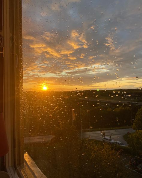 The sunset after it rains Nature, Chilly Weather Aesthetic, Rainy Sunset Aesthetic, Sun After Rain Aesthetic, Rain Sunset Aesthetic, Sunny Rain Aesthetic, Felicity Aesthetic, After Rain Aesthetic, Summer Rain Aesthetic