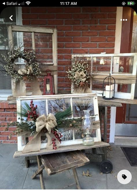 Fall Rustic Decor Ideas, Treeless Christmas Decor, Country Christmas Window Display, Decorated Old Windows, Window Crafts Diy Home Decor, Rustic Wooden Wall Decor, Bowl Ornaments Christmas, Christmas Decorated Windows, Old Window Decor Ideas Farmhouse