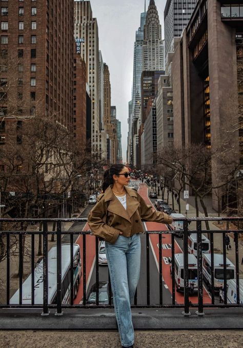 Tudor City Bridge New York Photo Spots Instagram Locations New York Autumn Photoshoot, Classy New York Aesthetic Outfits, New York Outfit November, Ny Poses Aesthetic, New York In The Fall Aesthetic, Early Fall Nyc Outfits, Nyc Photo Locations, Thanksgiving In New York City Outfits, Best Photo Spots In Nyc