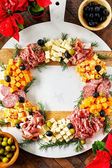 Christmas Wreath Shaped Charcuterie Board – this easy and festive charcuterie board is perfect for the holidays! Cheese Board Wreath, Christmas Food Dishes, Meat And Cheese Wreath, Cheese Wreath Platter, Christmas Breakfast Party Food, Friendsmas Dessert Ideas, Slider Board Ideas, Christmas Meat Board, Christmas Food Wreath Ideas