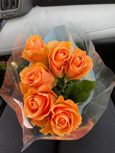 Orange Flowers Aesthetic Bouquet, Orange And Yellow Flower Bouquet, Orange Roses Bouquet Aesthetic, Orange Rose Aesthetic, Orange Roses Aesthetic, Pastel Orange Flowers, Orange Sweet 16, Orange Flowers Aesthetic, Orange And White Roses