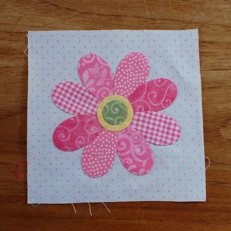 Tutorial on appliques made simple.  For quilting, but I like the style for Scrapbooking and other paper art projects. Quilted Flowers, Free Applique Patterns, Interesting Patterns, Paper Art Projects, Applique Tutorial, Rag Quilts, Spring Decorations, Flower Quilts, Applique Templates